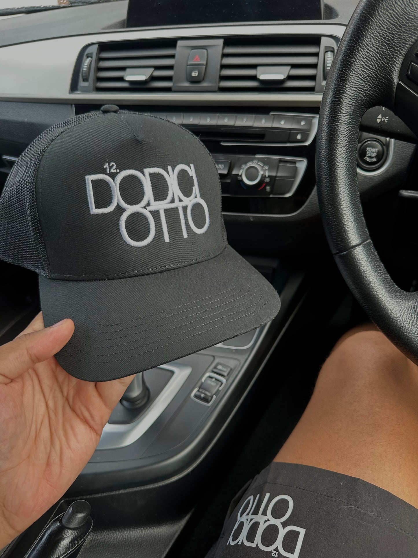 LOGO TRUCKER B/W